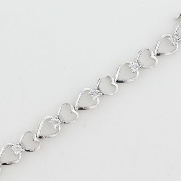 1/10 ct. tw. Diamond Heart Bracelet. 10Kt White Gold