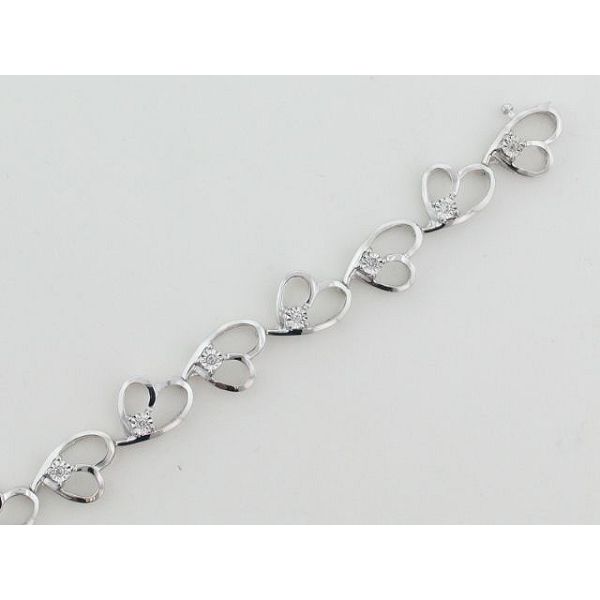 1/10 ct. tw. Diamond Heart Bracelet. 10Kt White Gold